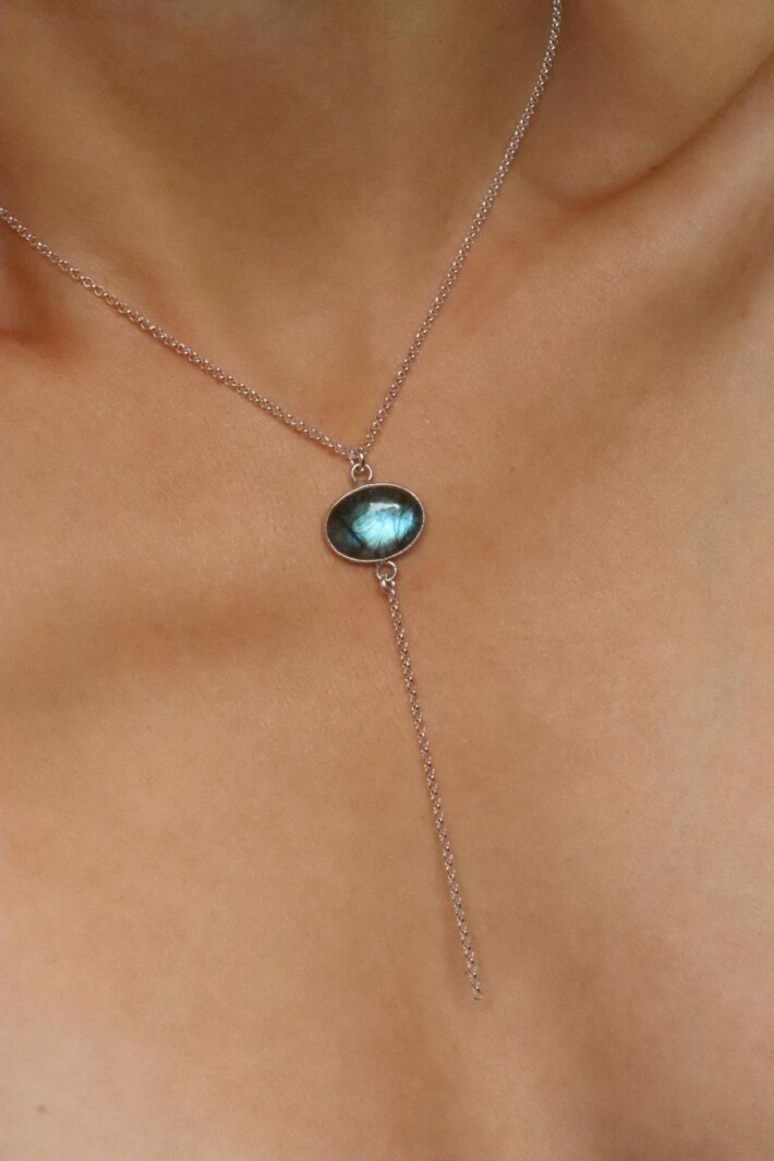 שרשרת עניבה לאישה, שרשרת לברדורייט לאישה, תכשיטי לברדורייט, שרשראות אבן חן, שרשרת אבן חן, אבני לידה, תכשיטי אבני חן, תכשיט עם אבן לברדורייט