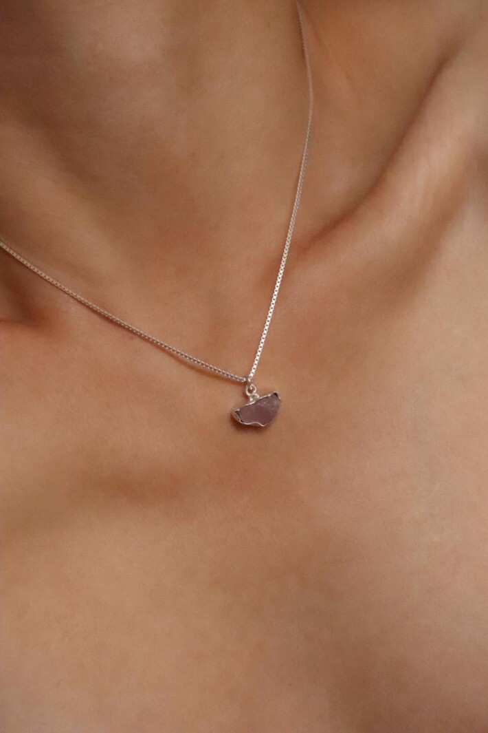 שרשרת רוזקוורץ לאישה, שרשרת רוזקוורץ גולמית, אבן אהבה, שרשרת לבת זוג, שרשרת לחברה, שרשראות אבני חן גולמיות, שרשרת אבן אהבה