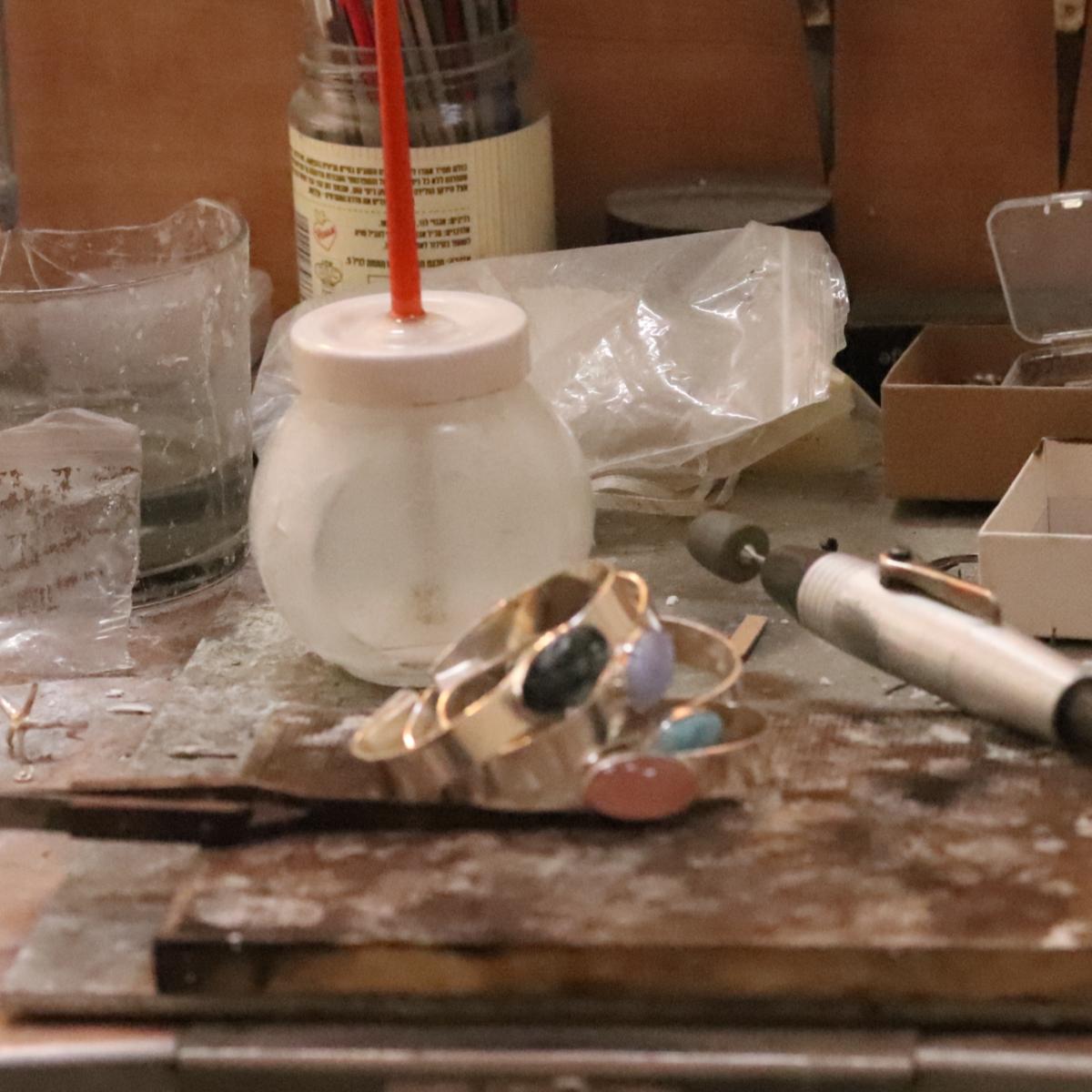 מתנה לעובדת, מתנות לעובדים, תכשיט מתנה לעובדת, מתנת פרישה, מתנה לחג, צורפות, תכשיטים בעבודת יד