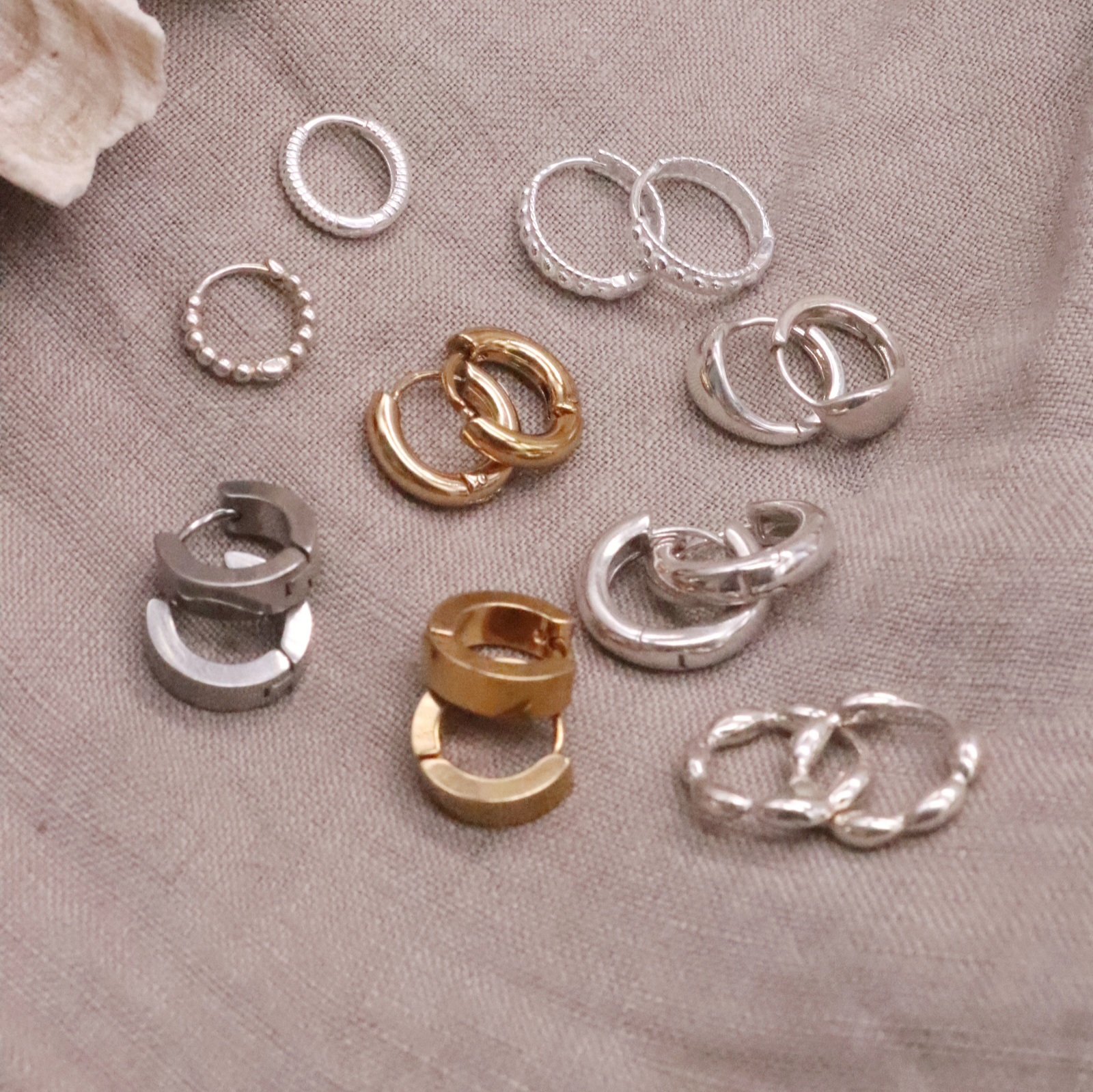 עגיל חישוק קטן, עגילי חישוק קטנים, עגילי חישוק לנשים,עגילי חישוק זהב קטנים, עגילי חישוק קטנים מכסף 925