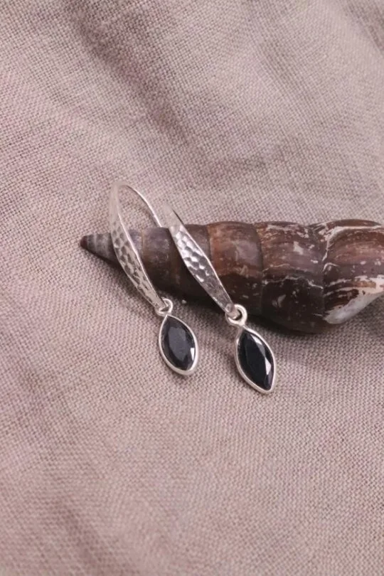 עגילי אוניקס כסף 925, עגילים תלויים לאישה, עגילי אבן חן, עגילים עם אבן שחורה, עגילי כסף מרוקעים, עגילי כסף תלויים