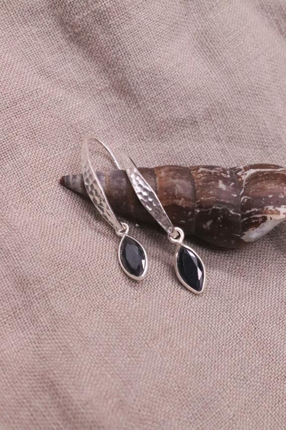 עגילי אוניקס כסף 925, עגילים תלויים לאישה, עגילי אבן חן, עגילים עם אבן שחורה, עגילי כסף מרוקעים, עגילי כסף תלויים