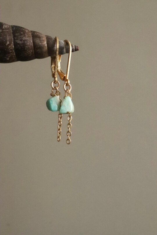 עגילי אמזונייט תלויים, עגילי אבן חן לאישה, עגילי אבן חן תלויים, עגילי זהב עדינים, עגילים מיוחדים