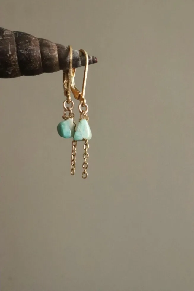 עגילי אמזונייט תלויים, עגילי אבן חן לאישה, עגילי אבן חן תלויים, עגילי זהב עדינים, עגילים מיוחדים