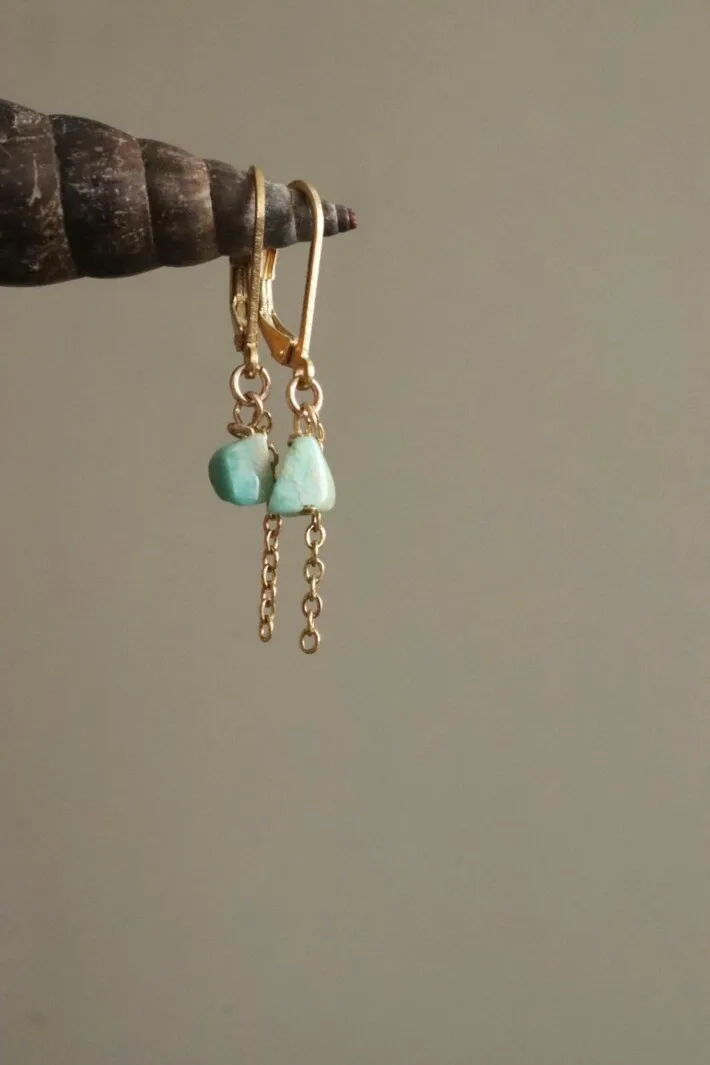 עגילי אמזונייט תלויים, עגילי אבן חן לאישה, עגילי אבן חן תלויים, עגילי זהב עדינים, עגילים מיוחדים