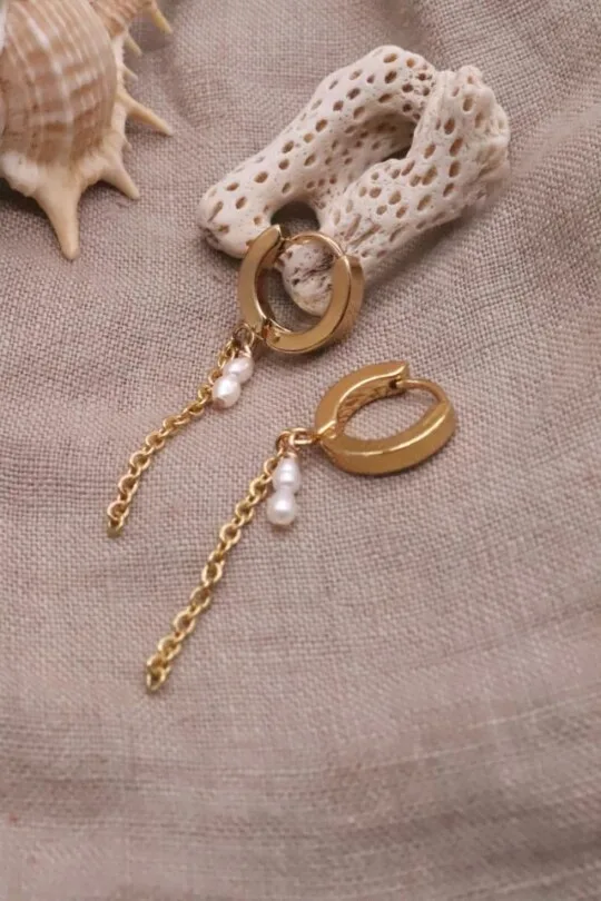 עגילי חישוק זהב קטנים, עגילי חישוק קטנים, עגיל חישוק קטן, עגילי פנינה לאישה, עגילי זהב לאישה, עגילי חישוק זהב עם פנינה, עגילים לאירוע