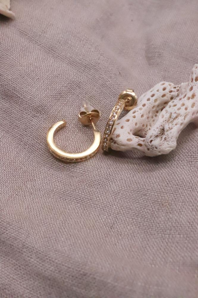 עגילי חישוק משובצים, עגילי זהב משובצים, עגילי זהב לאירוע, עגילי חישוק קטנים, עגיל חישוק קטן, עגילים משובצים ציפוי זהב, עגילי חישוק לנשים, (1)