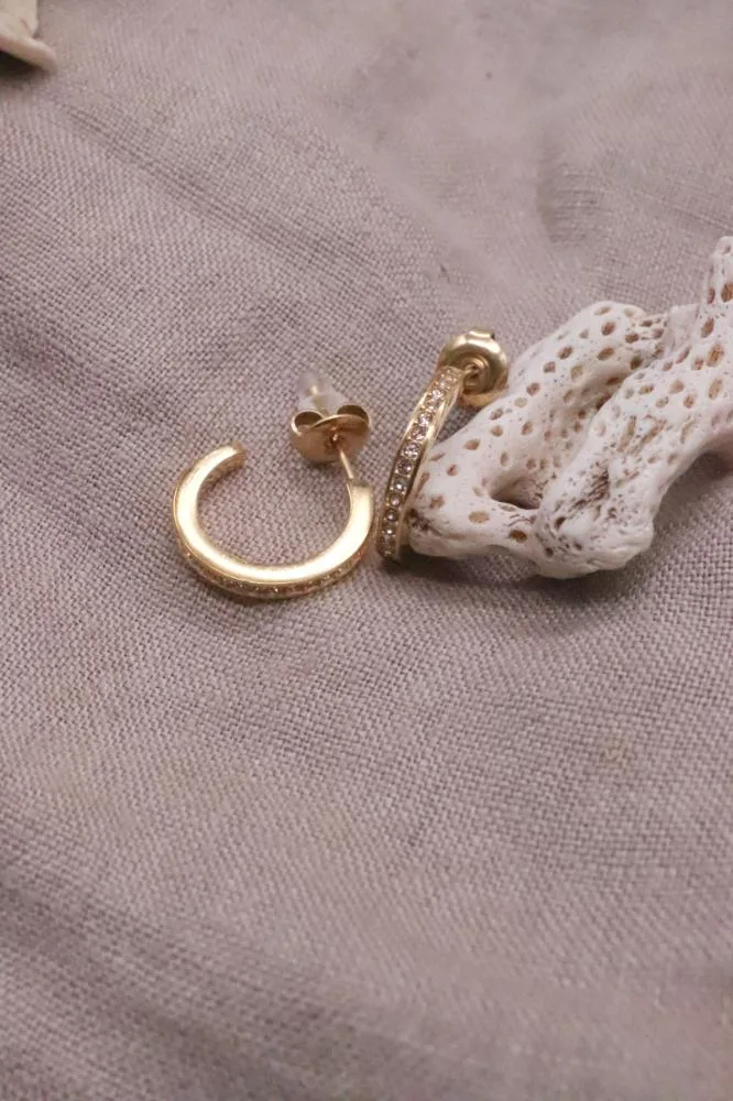 עגילי חישוק משובצים, עגילי זהב משובצים, עגילי זהב לאירוע, עגילי חישוק קטנים, עגיל חישוק קטן, עגילים משובצים ציפוי זהב, עגילי חישוק לנשים, (1)