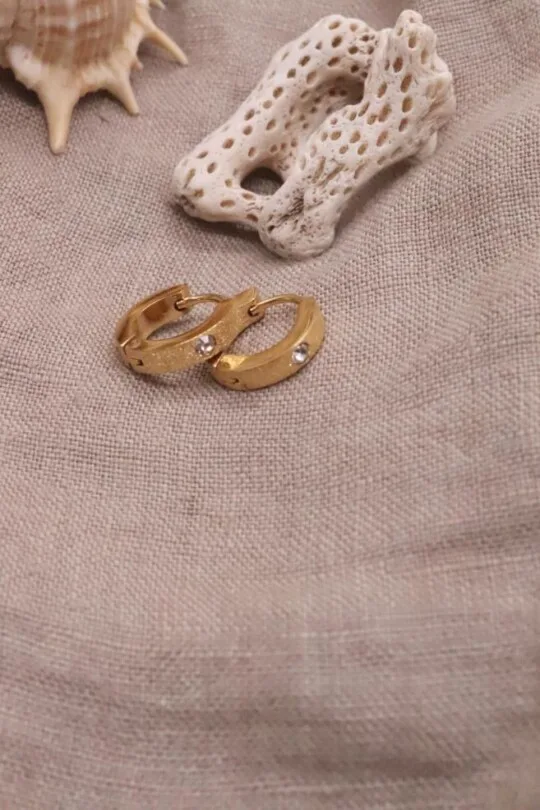 עגילי חישוק קטנים, עגיל חישוק קטן, עגילי חישוק זהב משובצים, עגילים משובצים לאירוע, עגילי זהב קטנים לאישה