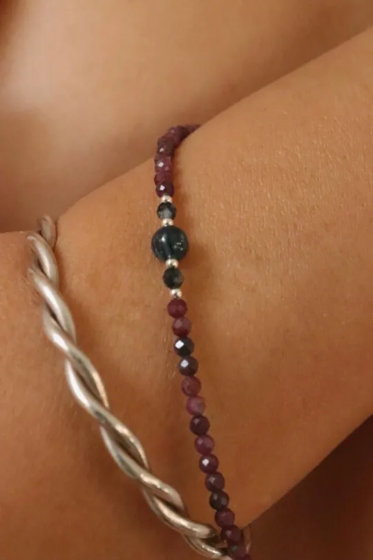 צמיד אבני חן לאישה, צמיד רובי לאישה, צמיד ספיר לאישה, צמידי אבני חן, צמיד עם אבן רובי, אבן לפיריון, צמיד אבנים לאישה