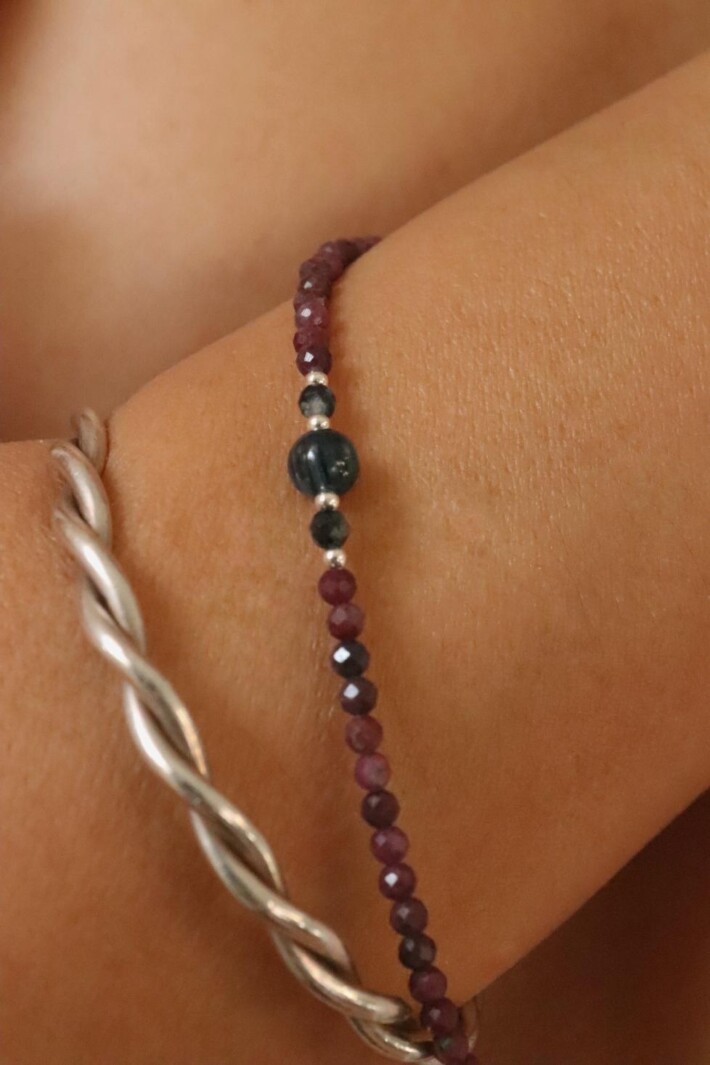 צמיד אבני חן לאישה, צמיד רובי לאישה, צמיד ספיר לאישה, צמידי אבני חן, צמיד עם אבן רובי, אבן לפיריון, צמיד אבנים לאישה