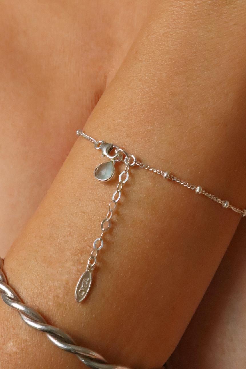 צמיד אקוומרין לאישה, סגולות אקוומרין, צמיד אבן חן לאישה, צמידים עם אבני חן, תכשיטי אבני חן, צמידי כסף עדינים, צמידים לנשים, אבני לידה (1)