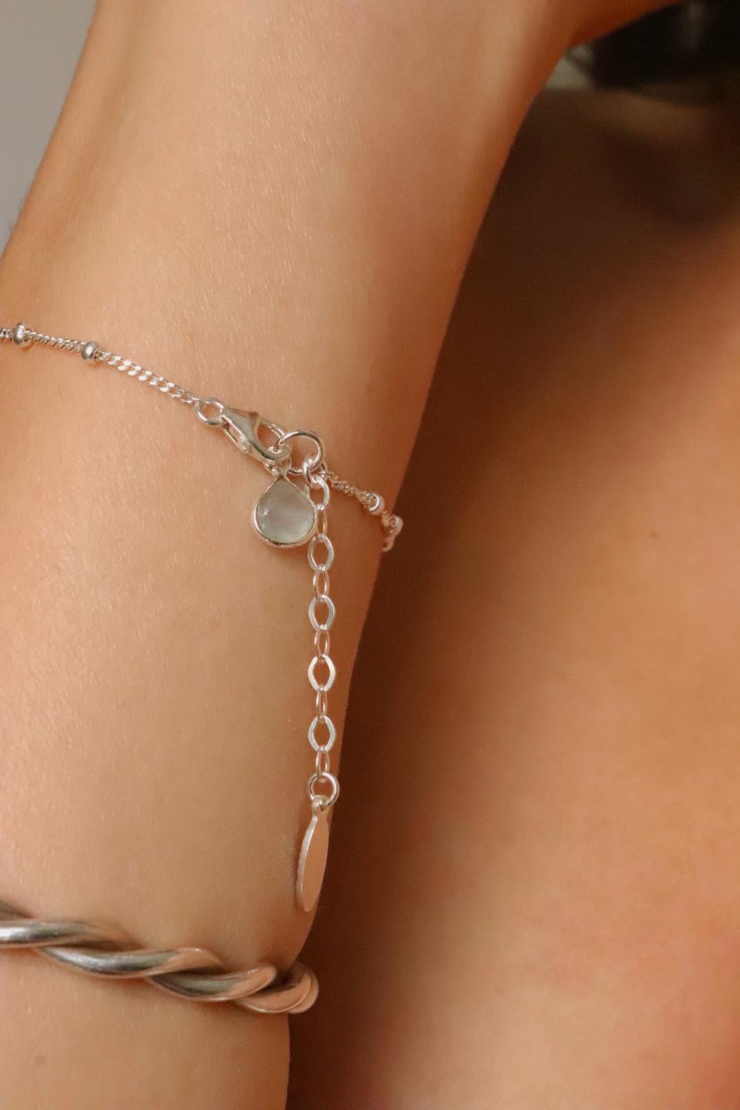 צמיד אקוומרין לאישה, סגולות אקוומרין, צמיד אבן חן לאישה, צמידים עם אבני חן, תכשיטי אבני חן, צמידי כסף עדינים, צמידים לנשים, אבני לידה (2)