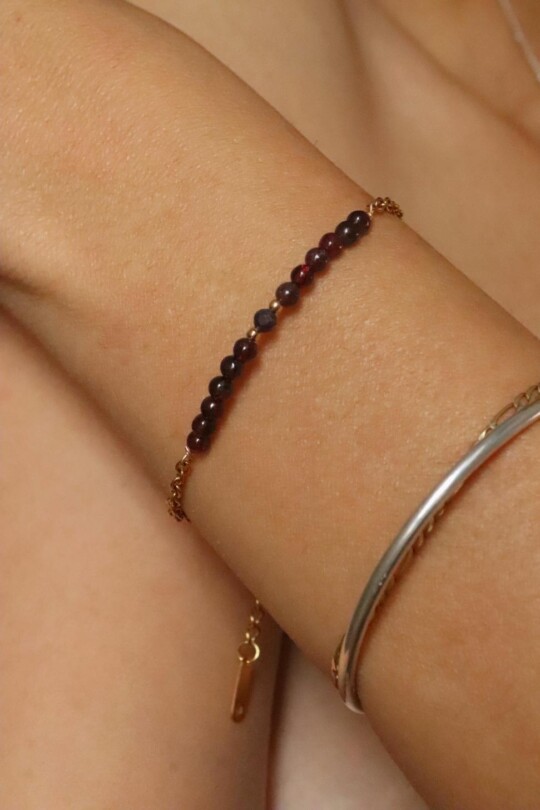 צמיד גרנט לאישה, צמיד אבן חן, צמידי אבני חן, תכשיטי אבנים לאישה, תכשיטי גרנט, צמידי זהב עדינים, צמידים לאישה, צמידי יד לנשים