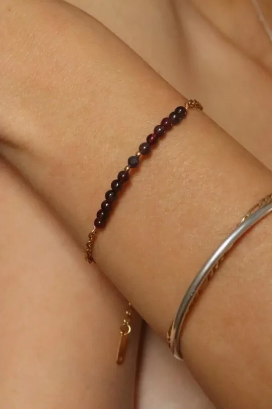 צמיד גרנט לאישה, צמיד אבן חן, צמידי אבני חן, תכשיטי אבנים לאישה, תכשיטי גרנט, צמידי זהב עדינים, צמידים לאישה, צמידי יד לנשים