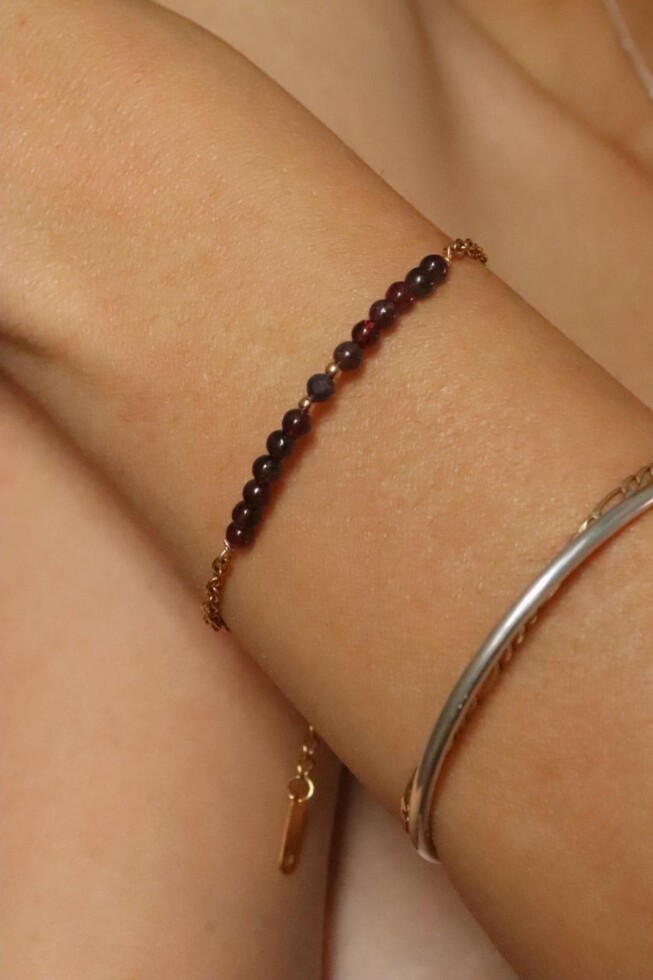 צמיד גרנט לאישה, צמיד אבן חן, צמידי אבני חן, תכשיטי אבנים לאישה, תכשיטי גרנט, צמידי זהב עדינים, צמידים לאישה, צמידי יד לנשים