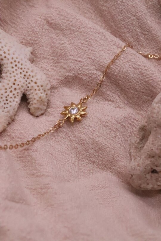 צמיד שמש לאישה, תליון שמש משובץ, צמיד זהב עדין, צמיד עם משמעות, תכשיט עם משמעוט, צמידי שמש