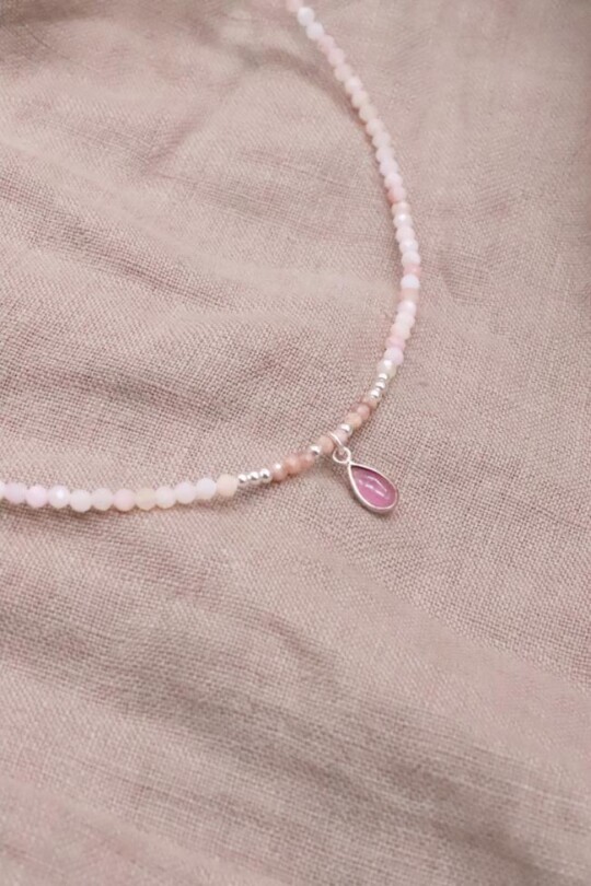 שרשרת אופ ורוד, שרשרת אבני חן, תכשיטי אבני חן, שרשראות קצרות לנשים, שרשרת אבן חן לאישה, טורמלין ורוד, אופל ורוד, תכשיטים עם טורמלין ורוד
