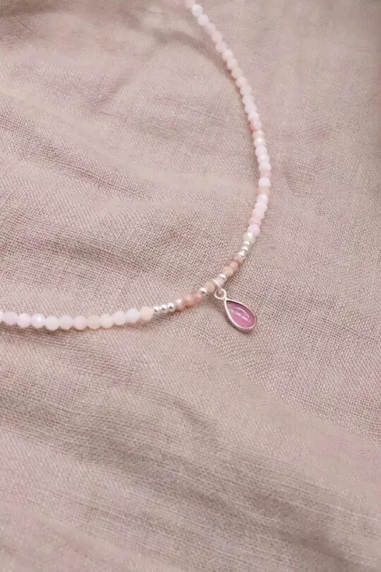 שרשרת אופ ורוד, שרשרת אבני חן, תכשיטי אבני חן, שרשראות קצרות לנשים, שרשרת אבן חן לאישה, טורמלין ורוד, אופל ורוד, תכשיטים עם טורמלין ורוד