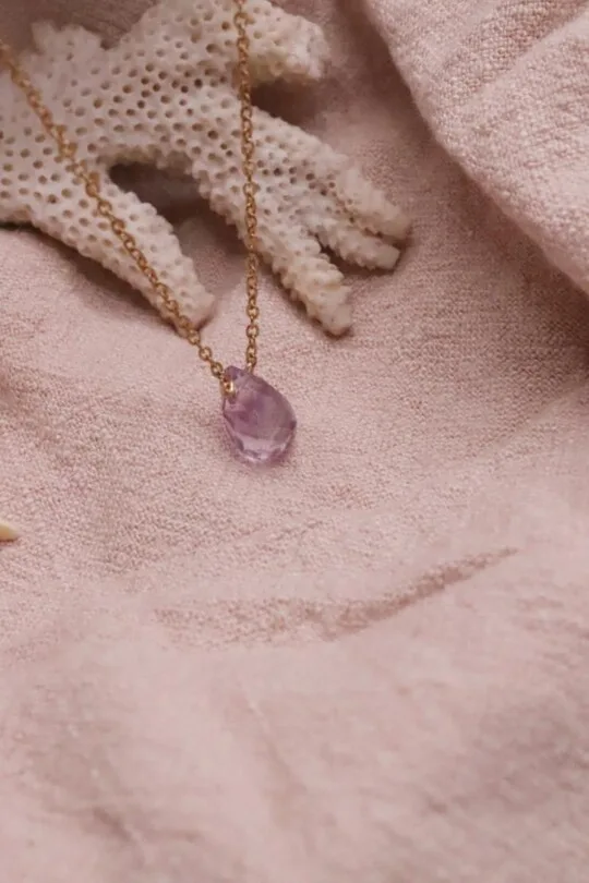 שרשרת אמטיסט לאישה, אבן אחלמה, שרשרת אבן חן לאישה, שרשראות אבני חן, שרשרת זהב עדינה, תכשיטי אבני חן, תכשיטי אמטיסט