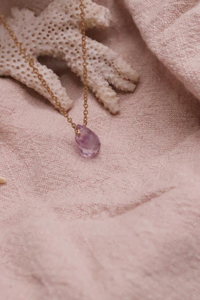 שרשרת אמטיסט לאישה, אבן אחלמה, שרשרת אבן חן לאישה, שרשראות אבני חן, שרשרת זהב עדינה, תכשיטי אבני חן, תכשיטי אמטיסט