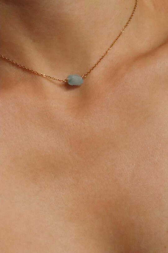 שרשרת אקוומרין גולמית, אבני חן גולמיות, שרשרת אבן חן לאישה, שרשרת אקוומרין לאישה, שרשראות זהב עדינות, תכשיטי אבני חן, תכשיטים עם אקוומרין