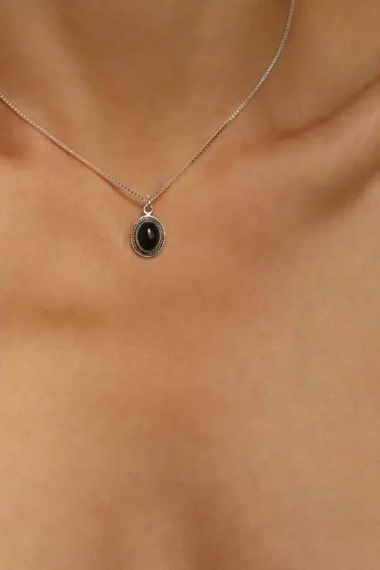 שרשרת טורמלין שחור, אבן להגנה, קמע להגנה, שרשרת אבן חן שחורה, שרשראות אבני חן, שרשראות כסף לנשים