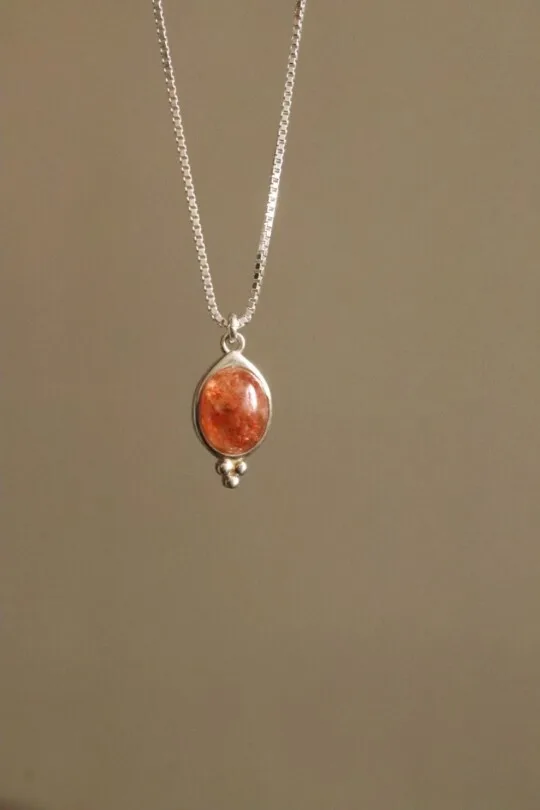 שרשרת סאנסטון לאישה, אבן שמש, אבן כתומה, שרשרת סאנסטון כסף 925, שרשראות אבני חן, תכשיטי אבני חן, אבני לידה