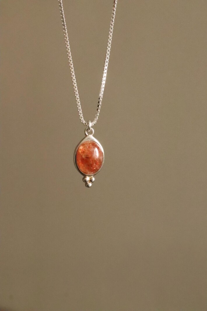 שרשרת סאנסטון לאישה, אבן שמש, אבן כתומה, שרשרת סאנסטון כסף 925, שרשראות אבני חן, תכשיטי אבני חן, אבני לידה