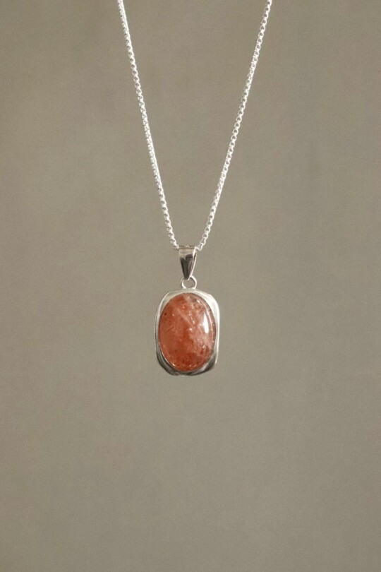 שרשרת סאנסטון, שרשראות סאנסטון לנשים, שרשראות אבני חן, אבן סאנסטון תכונות, תכשיטים עם אבני חן, אבן שמש