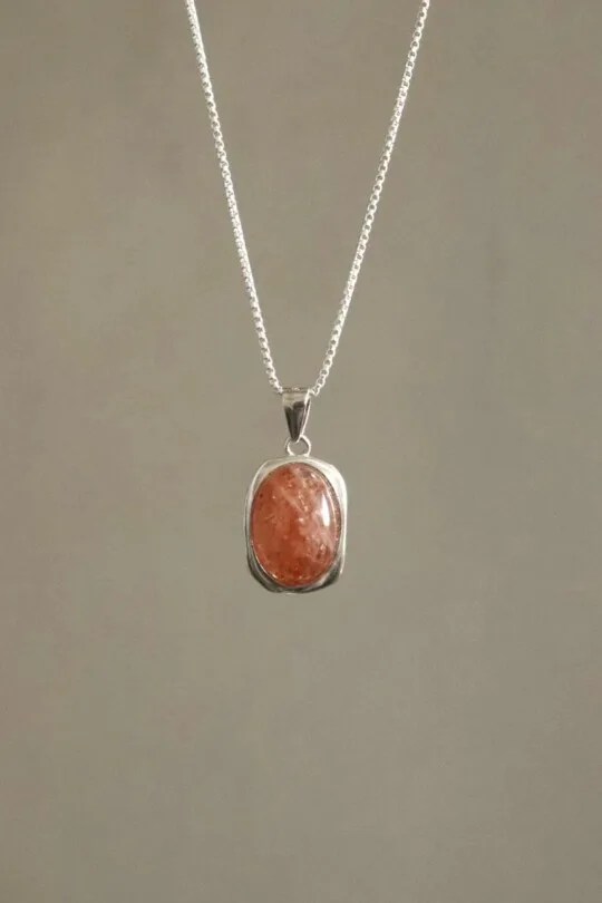 שרשרת סאנסטון, שרשראות סאנסטון לנשים, שרשראות אבני חן, אבן סאנסטון תכונות, תכשיטים עם אבני חן, אבן שמש