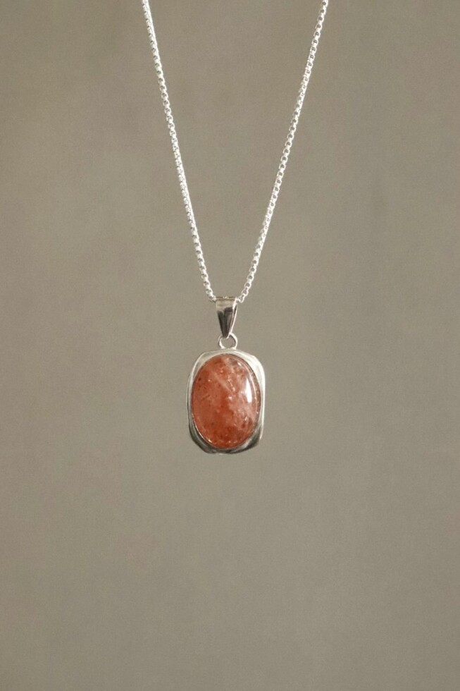 שרשרת סאנסטון, שרשראות סאנסטון לנשים, שרשראות אבני חן, אבן סאנסטון תכונות, תכשיטים עם אבני חן, אבן שמש