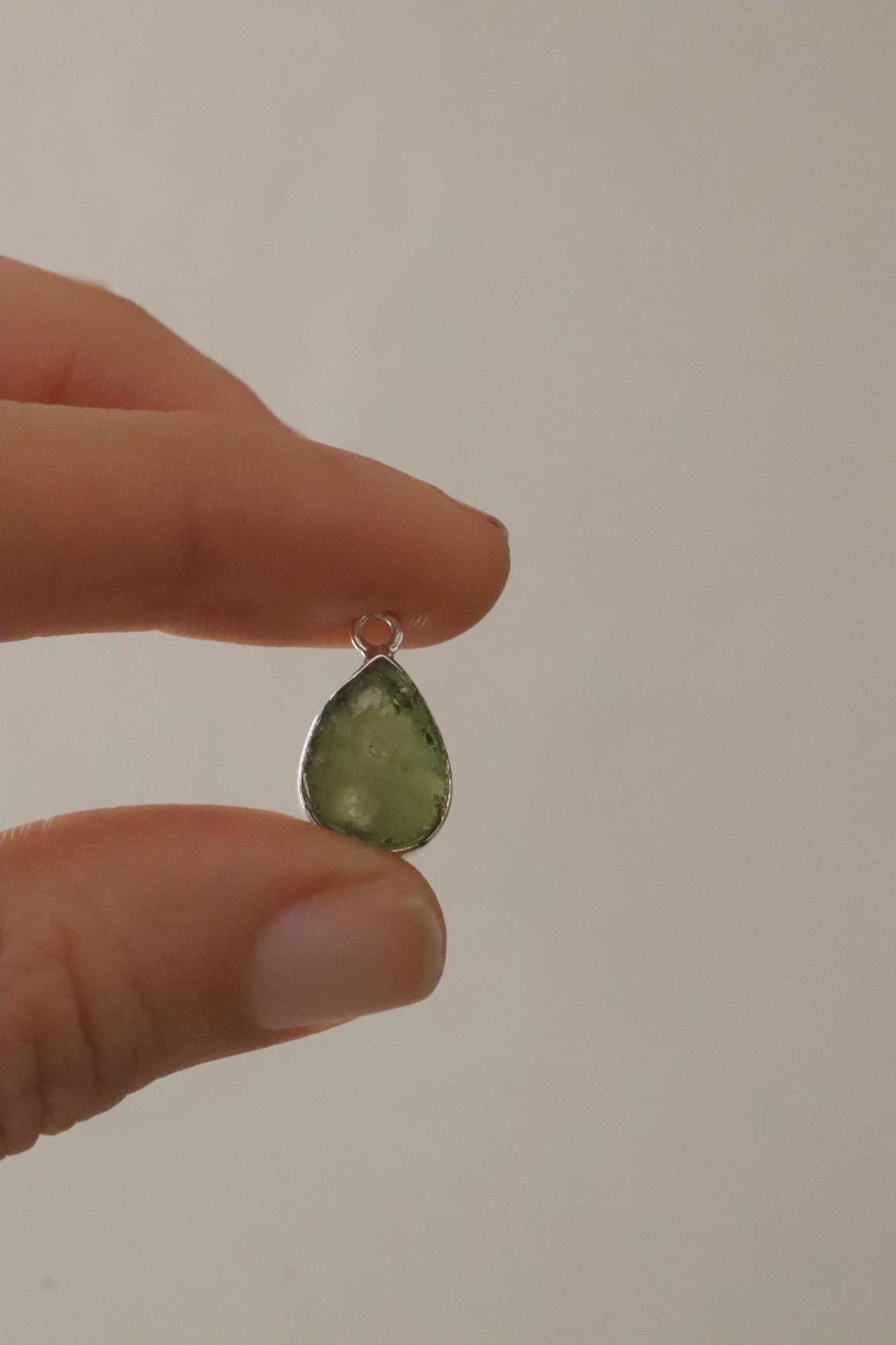 אבן מולדבייט, אבני חן גולמיות, אבן חן ירוקה, תליון מולדבייט, שרשראות מולדבייט