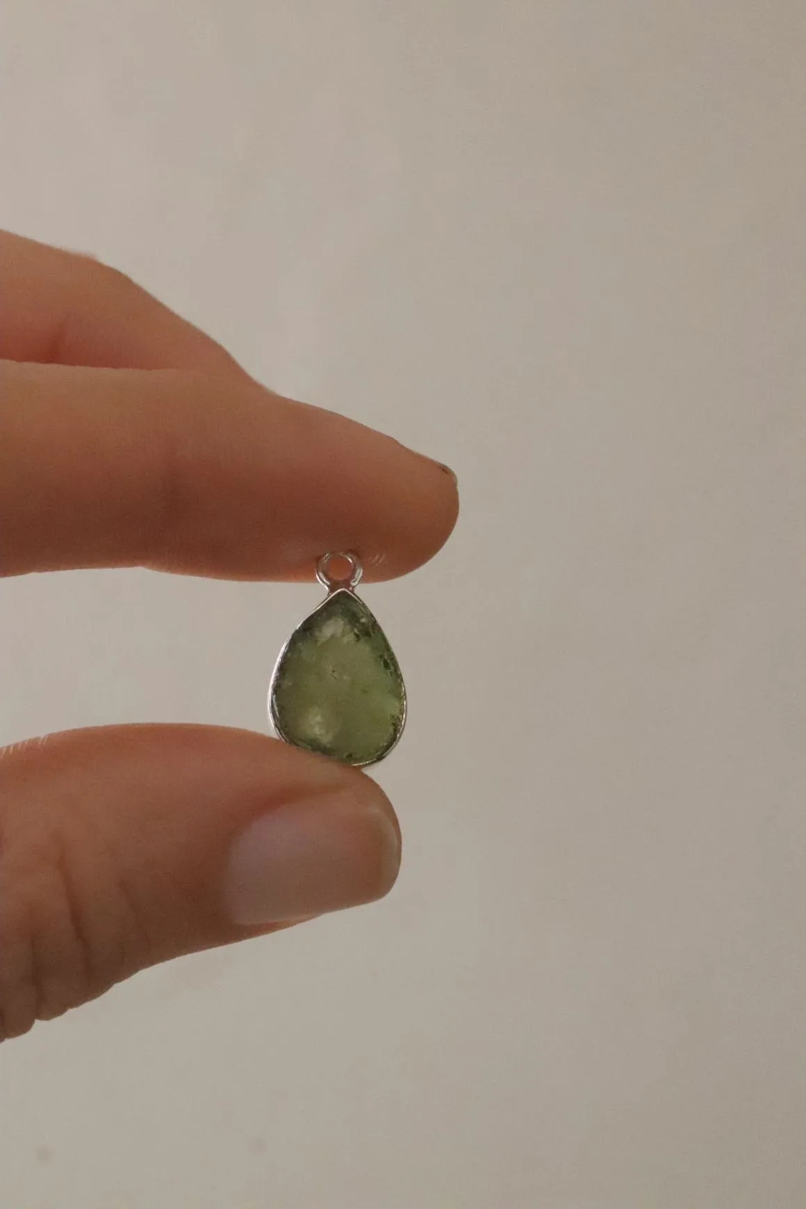 אבן מולדבייט, אבני חן גולמיות, אבן חן ירוקה, תליון מולדבייט, שרשראות מולדבייט