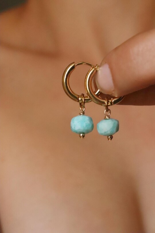 אגילי חישוק אמזונייט, עגילי חישוק קטנים, עגילי חישוק זהב קטנים, עגילי אבן חן, עגילי חישוק אבן חן, סגולות אבן אמזונייט