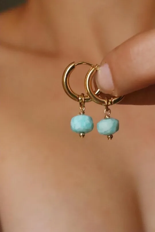 אגילי חישוק אמזונייט, עגילי חישוק קטנים, עגילי חישוק זהב קטנים, עגילי אבן חן, עגילי חישוק אבן חן, סגולות אבן אמזונייט