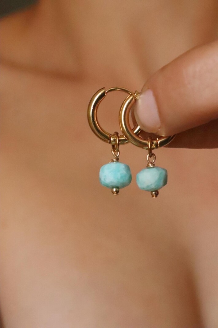 אגילי חישוק אמזונייט, עגילי חישוק קטנים, עגילי חישוק זהב קטנים, עגילי אבן חן, עגילי חישוק אבן חן, סגולות אבן אמזונייט