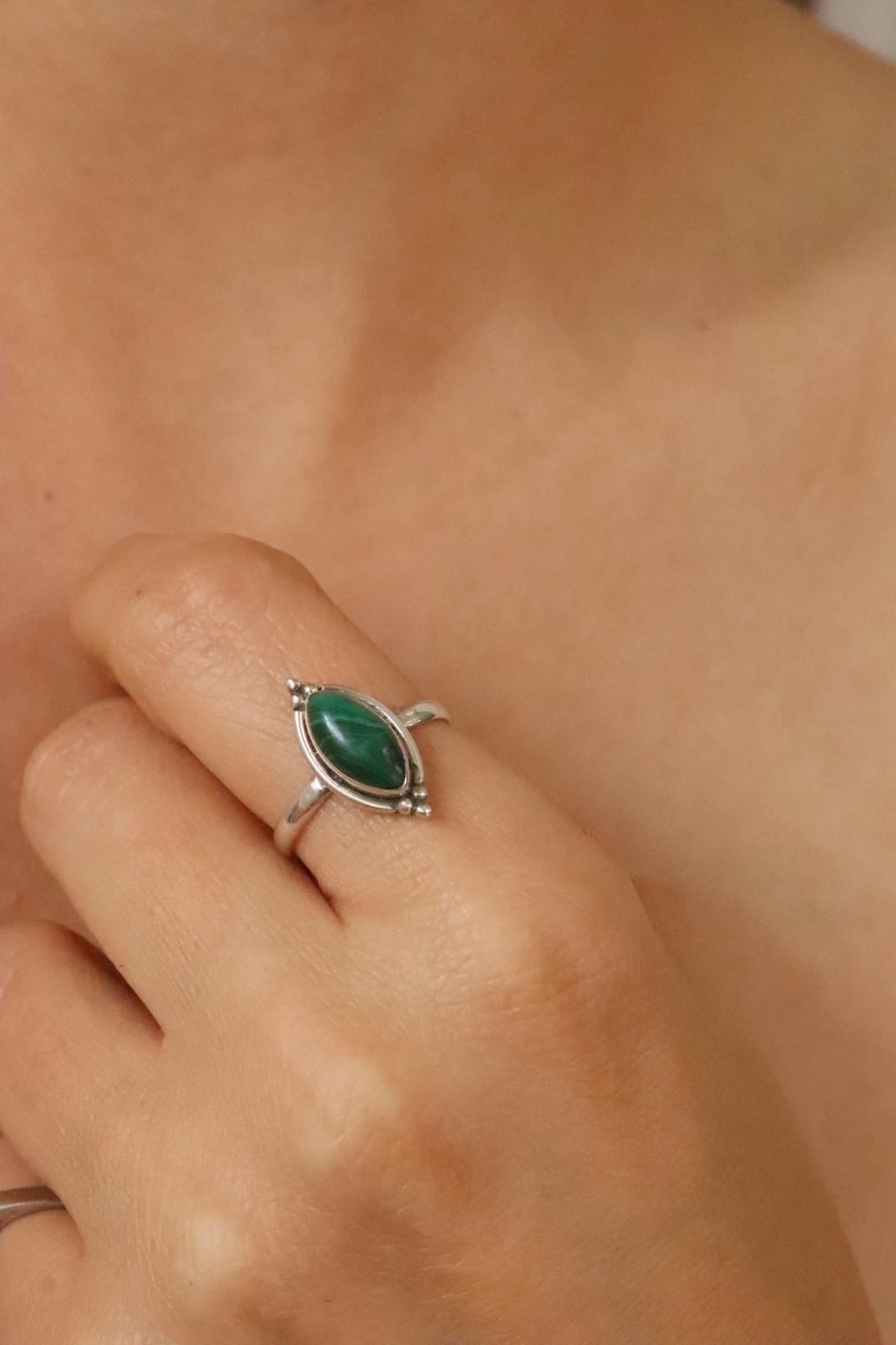 טבעת אבן מלכית לאישה, טבעת אבן ירוקה, טבעת אבן מלכית, סגולות אבן מלכית, אבן ירוקה, טבעות כסף לנשים (1)