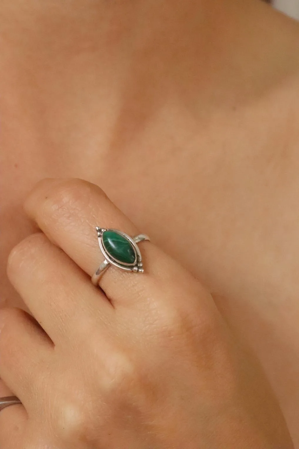 טבעת אבן מלכית לאישה, טבעת אבן ירוקה, טבעת אבן מלכית, סגולות אבן מלכית, אבן ירוקה, טבעות כסף לנשים (1)