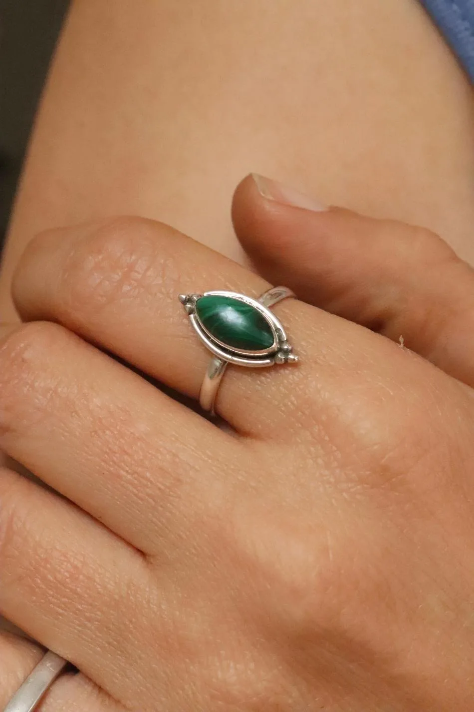 טבעת אבן מלכית לאישה, טבעת אבן ירוקה, טבעת אבן מלכית, סגולות אבן מלכית, אבן ירוקה, טבעות כסף לנשים (2)