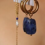 סט עגילים לאישה, עגילי אבן חן, עגילי חישוק עם אבן חן, אבן סודלייט, אבן לאפיס, עגילי חישוק זהב לאישה (1)