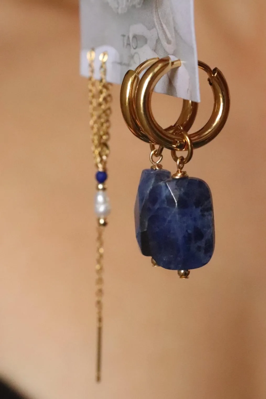 סט עגילים לאישה, עגילי אבן חן, עגילי חישוק עם אבן חן, אבן סודלייט, אבן לאפיס, עגילי חישוק זהב לאישה (1)