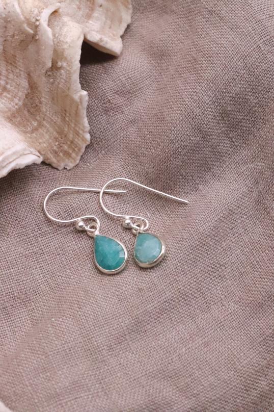 עגילי אבן חן, עגילים תלויים לאישה, עגילים מכסף 925, עגילים עם אבן ירוקה, עגילי כסף עם אבן חן