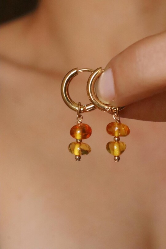 עגילי אמבר לאישה, עגילי ענבר לאישה, עגילי חישוק קטנים, עגילי חישוק זהב, עגילי חישוק זהב קטנים, עגילים עם אבן חן, עגילים עם אבן ענבר