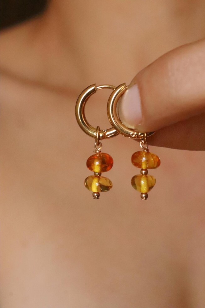 עגילי אמבר לאישה, עגילי ענבר לאישה, עגילי חישוק קטנים, עגילי חישוק זהב, עגילי חישוק זהב קטנים, עגילים עם אבן חן, עגילים עם אבן ענבר