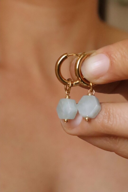 עגילי אקוומרין, עגילי חישוק זהב עם אבן חן, עגילים עם אבן חן, עגילי חישוק קטנים, תכשיטים עם אקוומרין