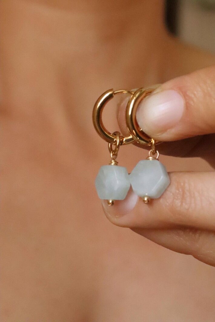 עגילי אקוומרין, עגילי חישוק זהב עם אבן חן, עגילים עם אבן חן, עגילי חישוק קטנים, תכשיטים עם אקוומרין