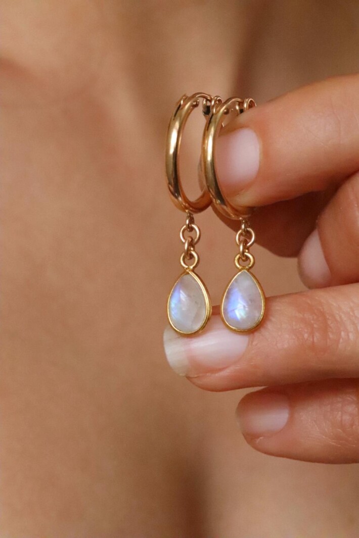 עגילי חישוק מונסטון, עגילי אבן חן, עגילי חישוק זהב, סגולות אבן מונסטון, אבן אהבה, אבן ירח, עגילי מונסטון לאישה