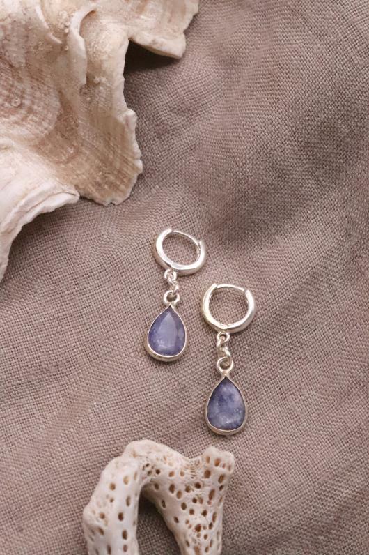 עגילי חישוק עם אבן חן, עגילי חישוק קטנים, עגילים עם אבן כחולה, עגילים מיוחדים