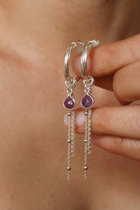 עגילי חישוק עם אבן חן, עגילי רובי לאישה, עגילים עם אבן חן, עגילי כסף מיוחדים, אבן לפיריון, סגולות אבן רובי